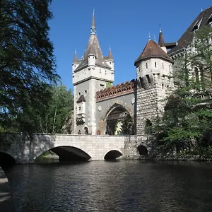 White & Gold Budapeszt